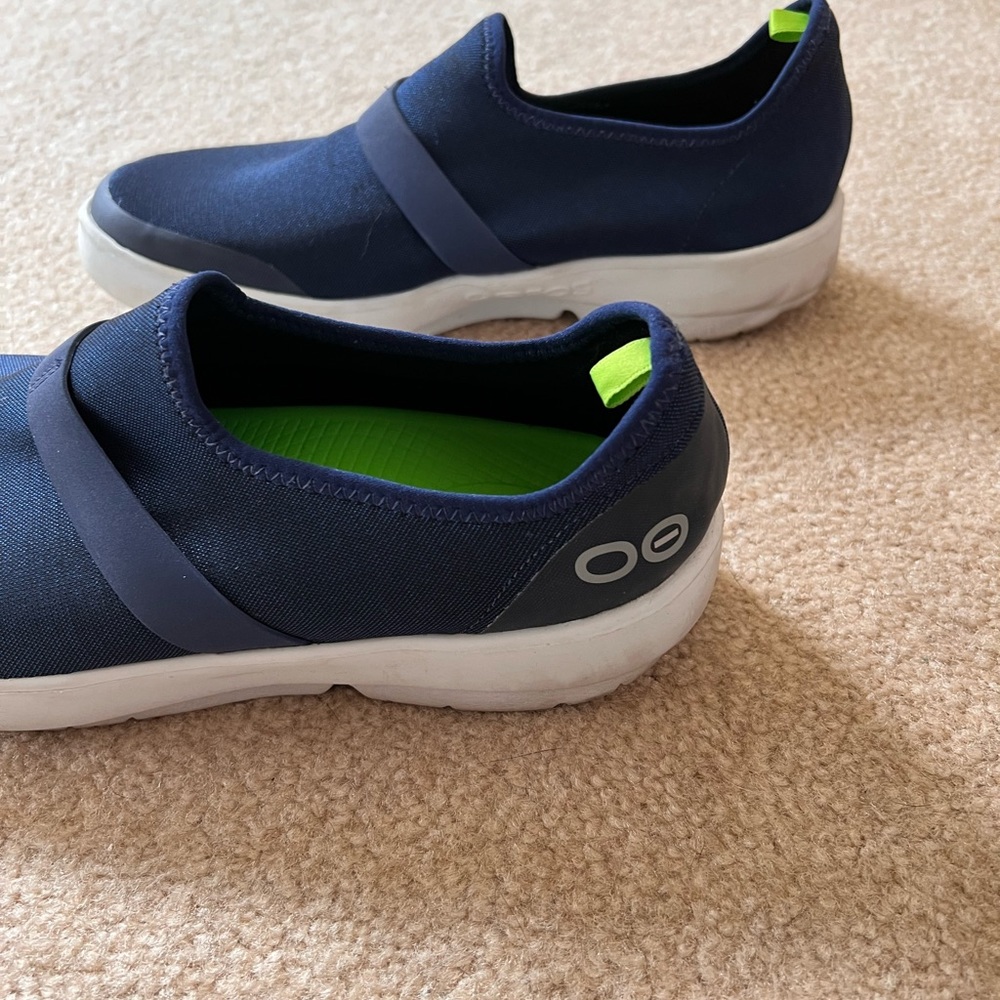 OOFOS OOmg Low Shoe womens walking shoes, blue size 10, worn once.